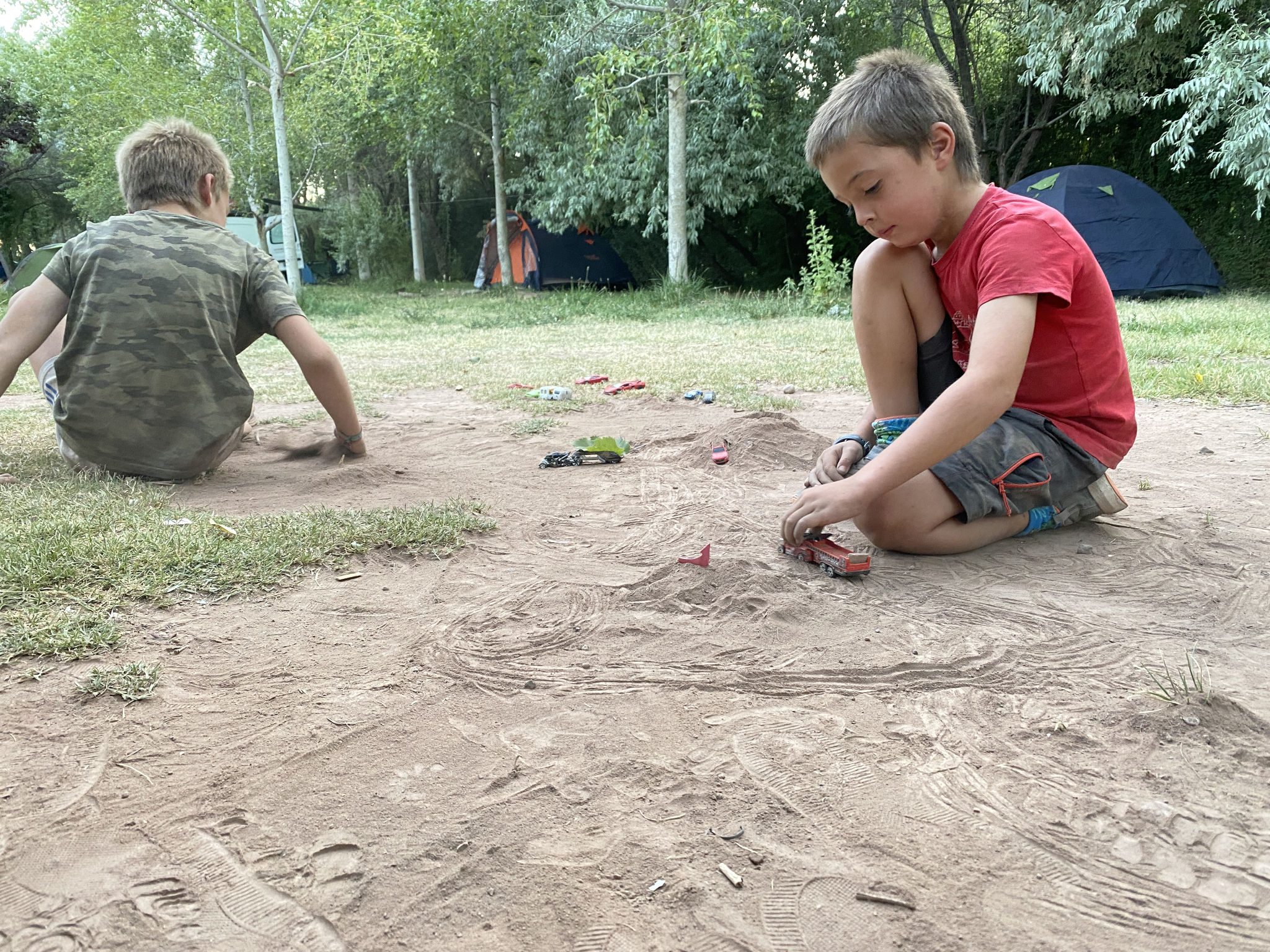 De kinderen spelen aan vulkanen en ripios