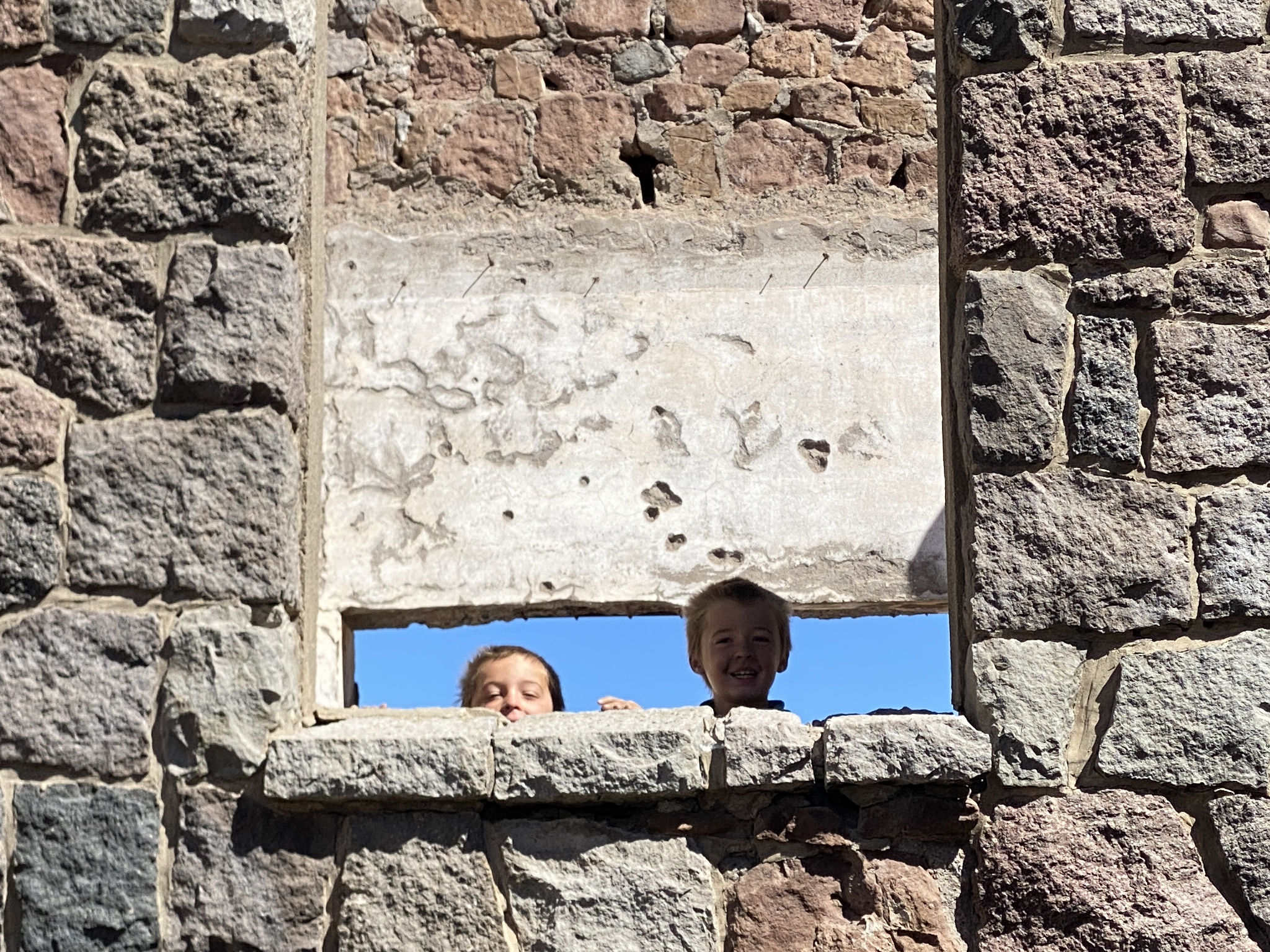 Kinderen in het verlaten hotel